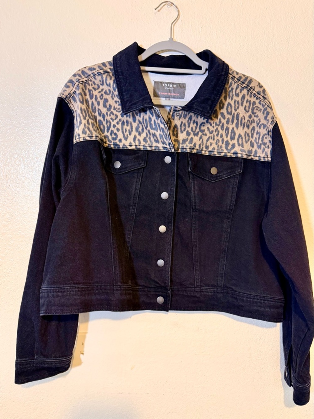 NWT Torrid Black Denim Jacket with Leopard Yoke Pattern (3XL)